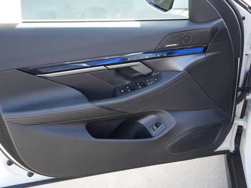 Used 2025 BMW i5 eDrive40i image 10