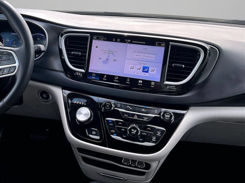 Used 2024 Chrysler Pacifica Touring-L FWD image 7