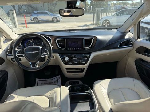 Used 2017 Chrysler Pacifica Touring-L image 13