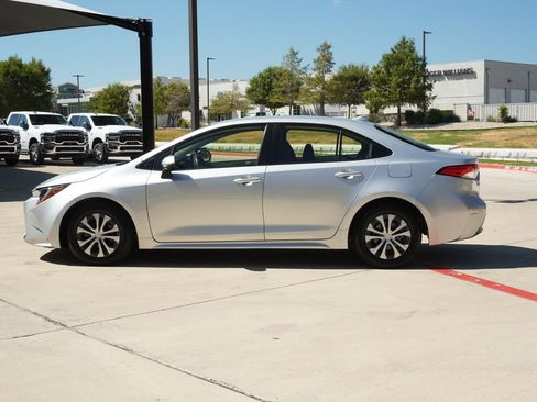 Used 2022 Toyota Corolla LE FWD image 2