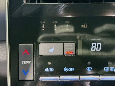 Used 2021 Toyota Avalon XLE image 19