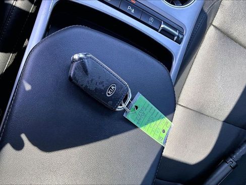 Used 2018 Kia Stinger GT1 AWD/4WD image 11