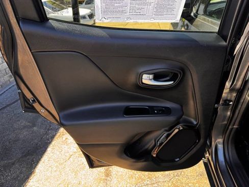Used 2017 Jeep Renegade Altitude FWD image 19