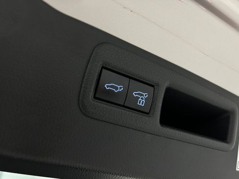 Used 2022 Toyota Venza XLE AWD/4WD image 33