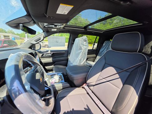 New 2026 Chevrolet Suburban Premier AWD/4WD image 9