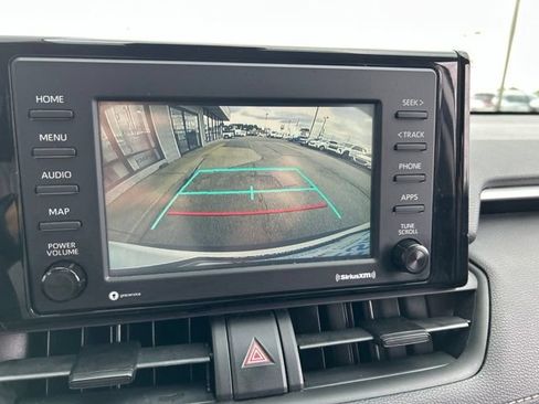 Used 2020 Toyota RAV4 LE FWD image 5