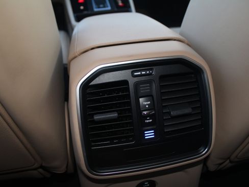 Certified 2025 Porsche Macan image 28