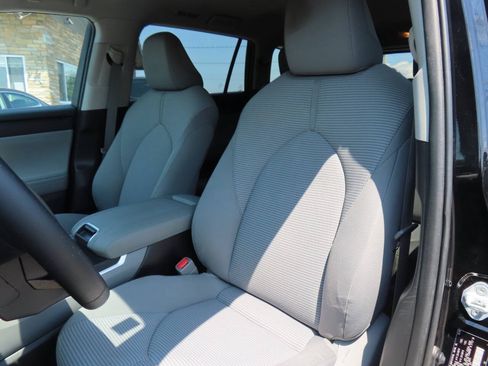 Used 2020 Toyota Highlander LE AWD/4WD image 44