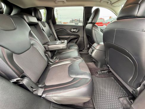 Used 2017 Jeep Cherokee Trailhawk w/ Comfort/Convenience Group AWD/4WD image 36