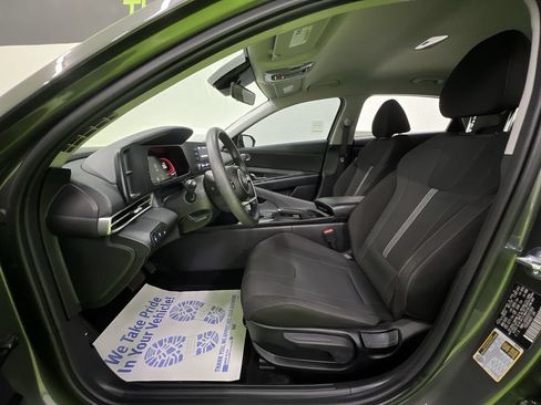 Used 2025 Hyundai Elantra SE FWD image 16
