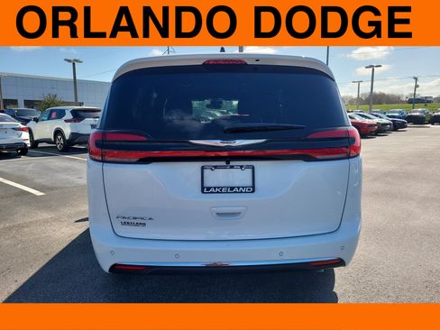 Used 2026 Chrysler Pacifica Select FWD image 7