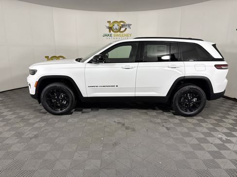 New 2025 Jeep Grand Cherokee Altitude image 4