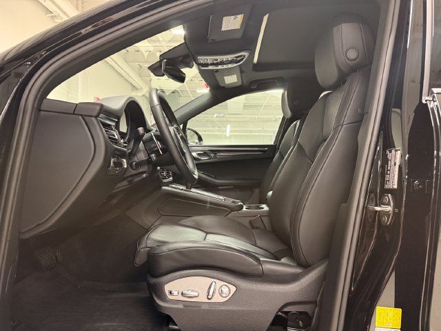 Certified 2026 Porsche Macan AWD/4WD image 5