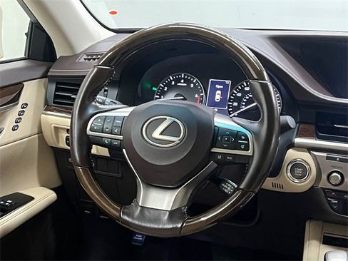 Used 2016 Lexus ES 350 w/ Luxury Package w/Wood Trim image 15
