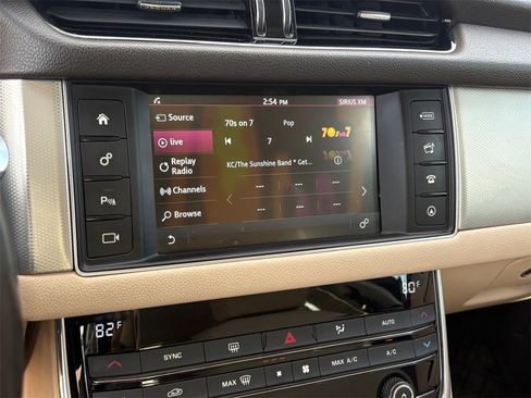 Used 2017 Jaguar XF Premium image 22