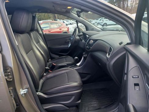 Used 2022 Chevrolet Trax LT w/ LT Convenience Package image 18