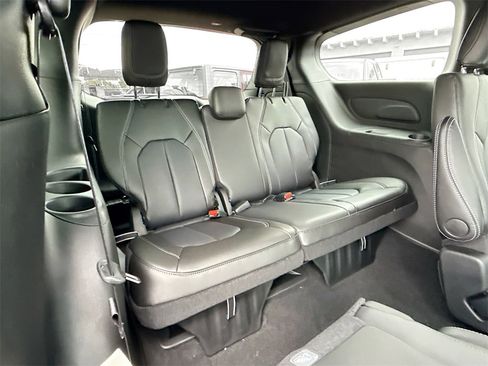 New 2026 Chrysler Pacifica Select image 30
