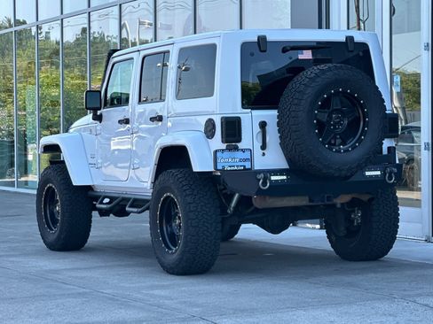 Used 2018 Jeep Wrangler Unlimited Sahara w/ Connectivity Group AWD/4WD image 5