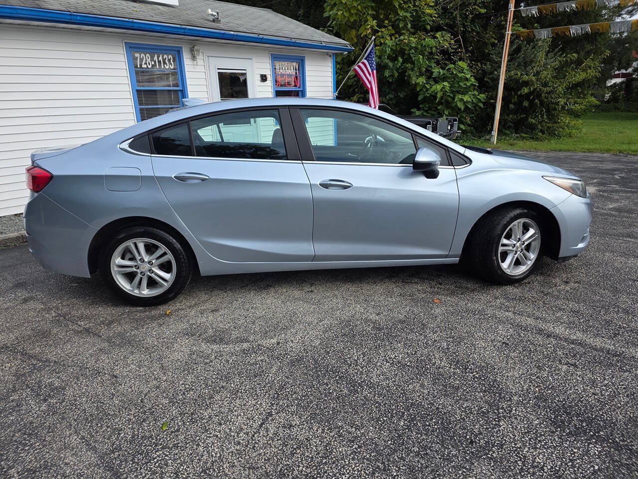 Used 2017 Chevrolet Cruze LT w/ Convenience Package FWD image 9