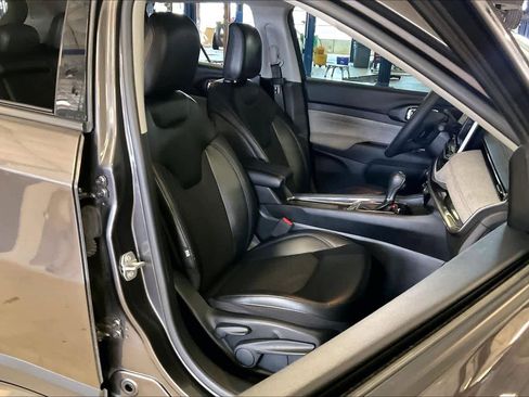 Used 2022 Jeep Compass Latitude FWD image 8