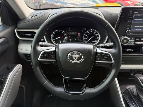 Used 2021 Toyota Highlander XLE AWD/4WD image 29