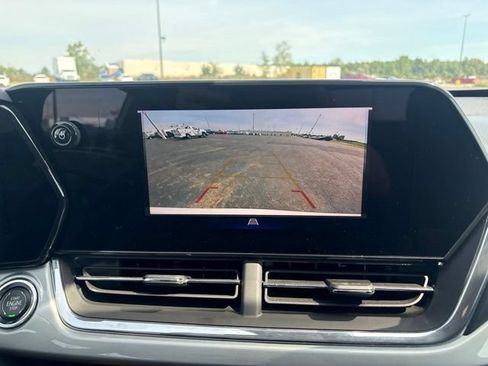 Used 2025 Chevrolet Trax LT w/ LT Convenience Package FWD image 9
