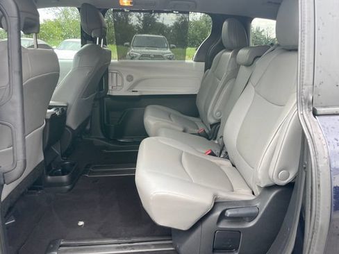 Used 2025 Toyota Sienna XLE FWD image 28