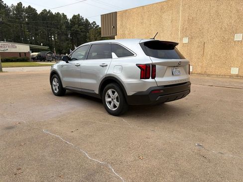 Used 2021 Kia Sorento LX image 17