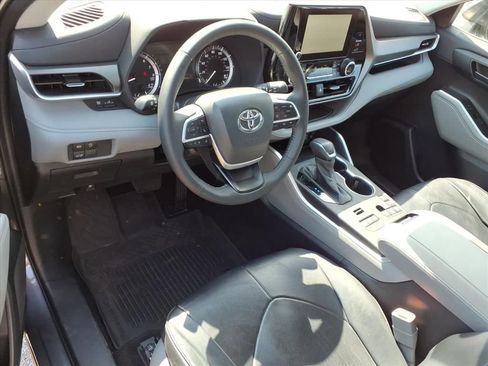 Certified 2024 Toyota Highlander LE AWD/4WD image 16