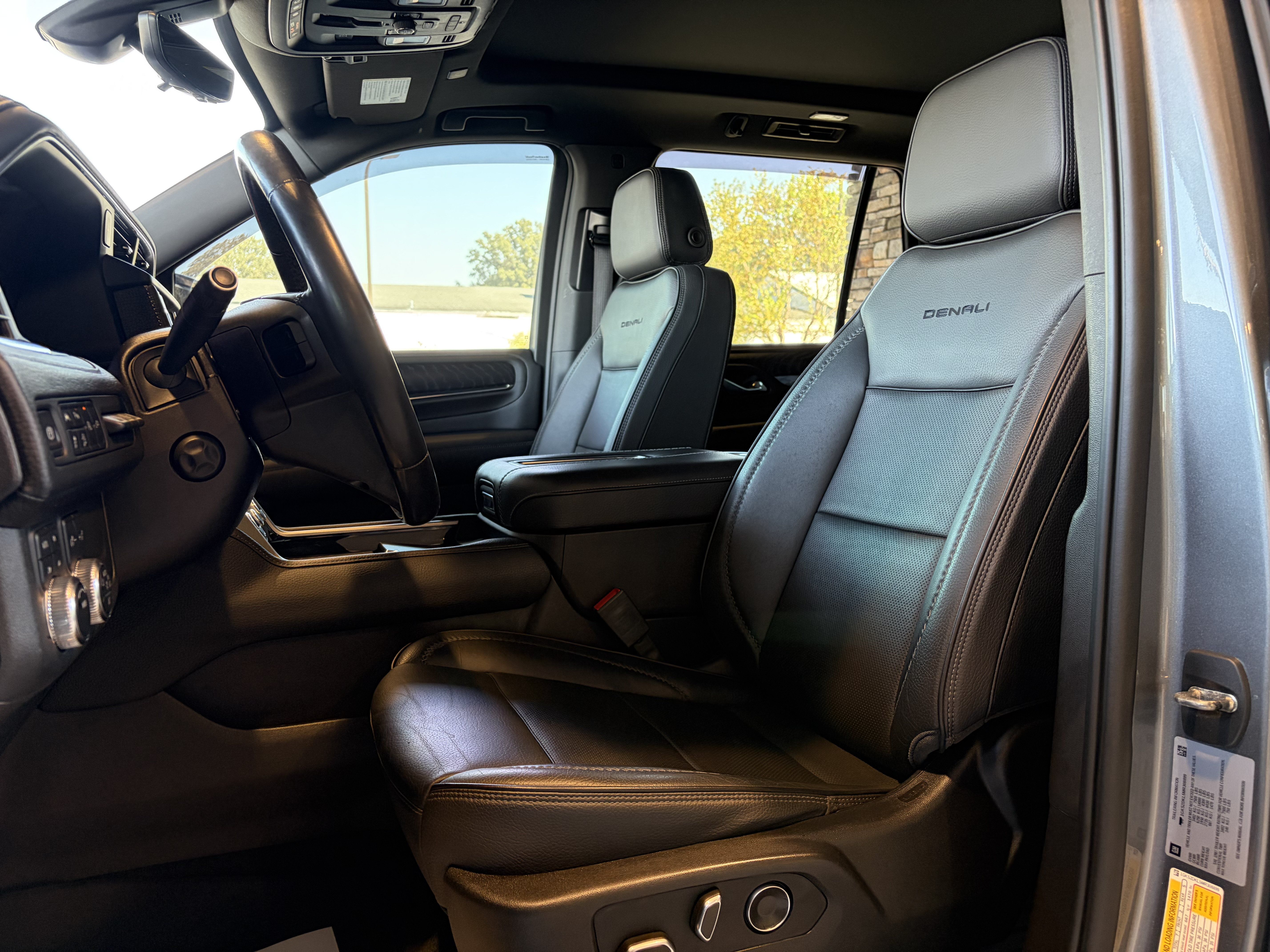 Used 2021 GMC Yukon Denali w/ Denali Premium Package AWD/4WD image 15
