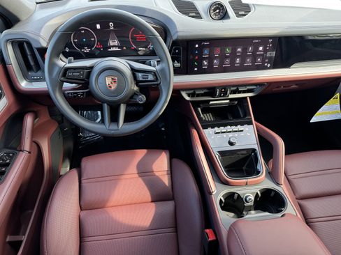 Certified 2025 Porsche Cayenne Coupe AWD/4WD image 18