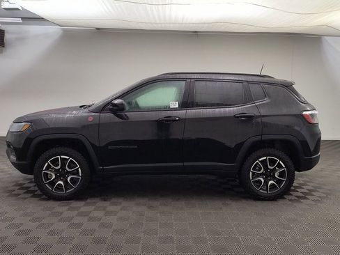 Used 2024 Jeep Compass Trailhawk image 2