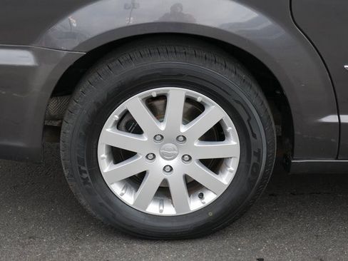 Used 2015 Chrysler Town & Country Touring image 12