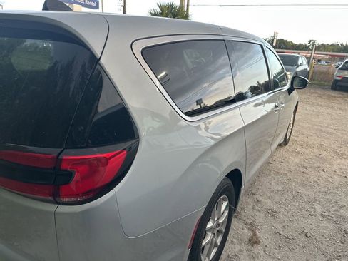 Used 2024 Chrysler Pacifica Touring-L image 3