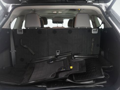 Used 2023 Toyota Highlander LE image 9