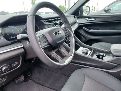 Used 2024 Jeep Grand Cherokee Laredo X w/ Luxury Tech Group I AWD/4WD image 9