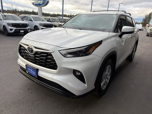 Used 2023 Toyota Highlander LE image 3