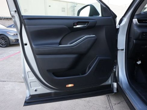 Used 2022 Toyota Highlander XLE image 18