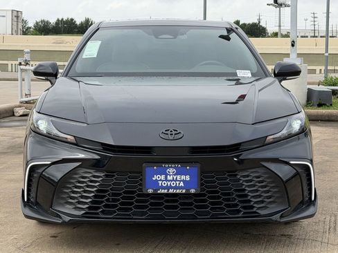 Used 2025 Toyota Camry SE FWD image 3