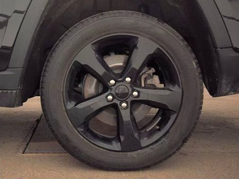 Used 2024 Jeep Grand Cherokee L Limited w/ Black Appearance Package image 5