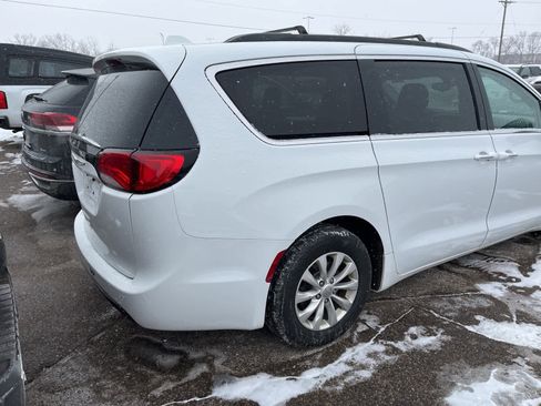 Used 2018 Chrysler Pacifica Touring Plus image 13