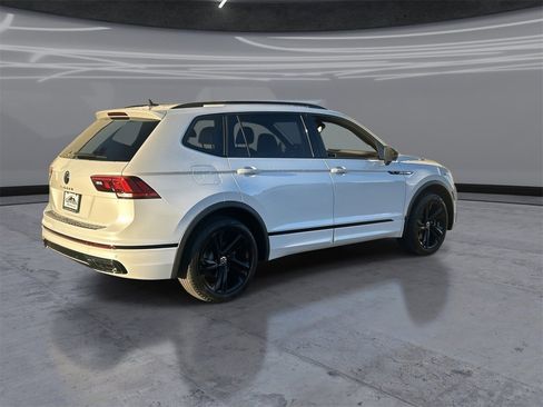 Certified 2023 Volkswagen Tiguan SE R-Line image 5