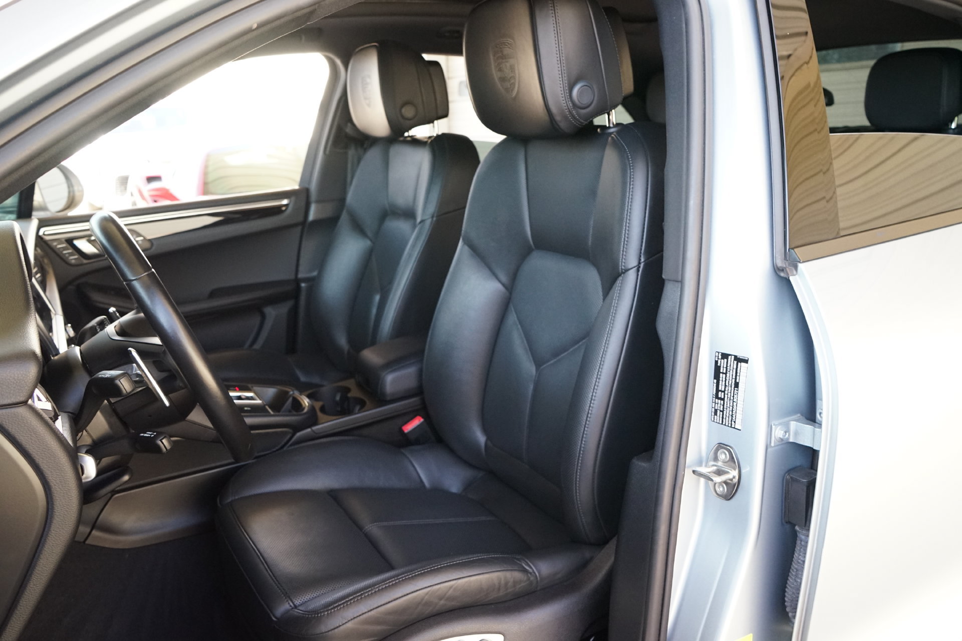 Used 2022 Porsche Macan AWD/4WD image 3