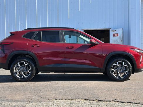 Used 2025 Chevrolet Trax LT FWD image 3