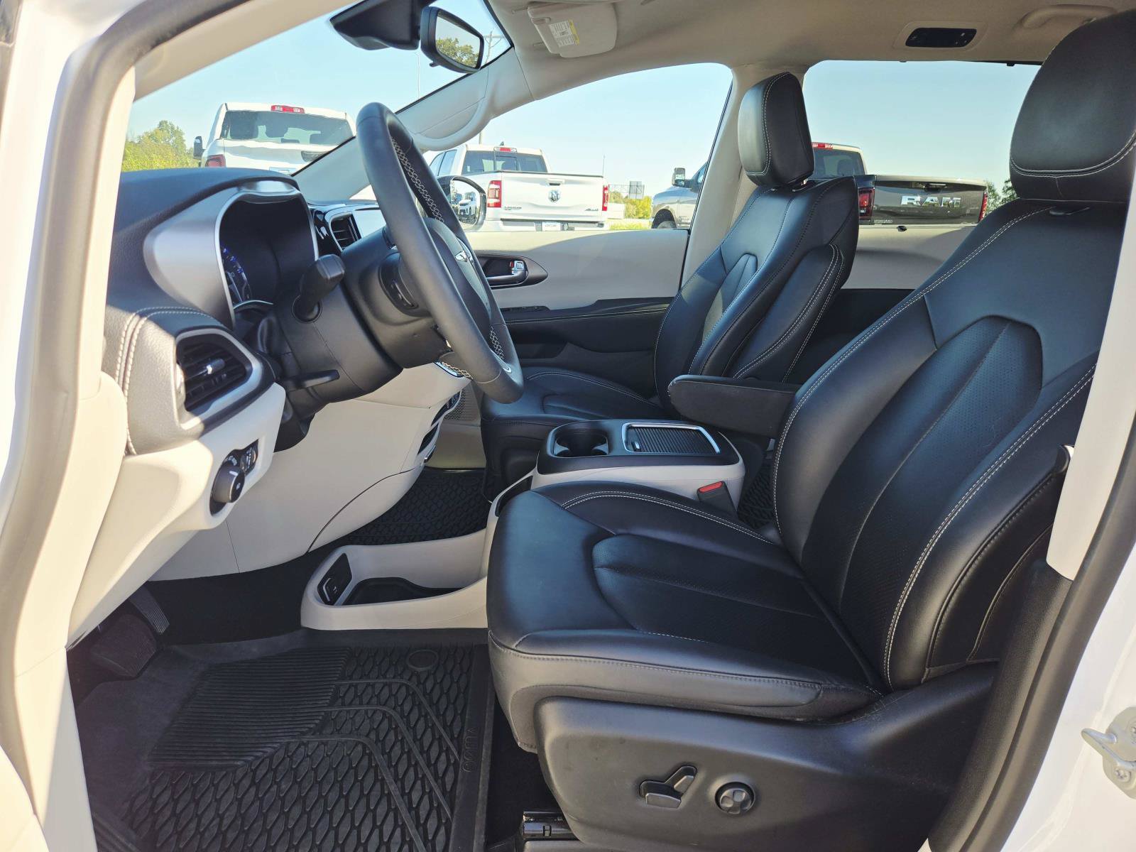 Used 2024 Chrysler Pacifica Touring-L FWD image 12