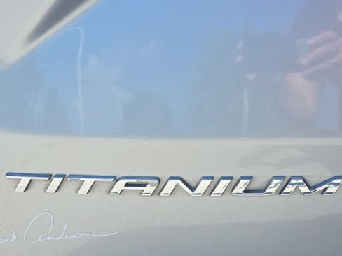 Used 2022 Ford Edge Titanium AWD/4WD image 8