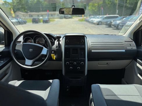 Used 2010 Dodge Grand Caravan SE image 19