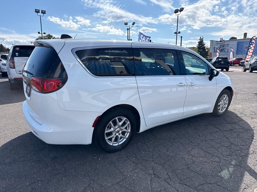 Used 2024 Chrysler Voyager LX FWD image 10
