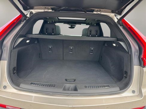 Used 2023 Cadillac XT4 Premium Luxury w/ Technology Package FWD image 12