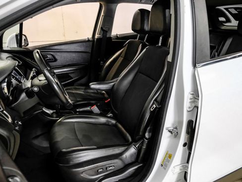 Used 2020 Chevrolet Trax LT w/ LT Convenience Package image 30